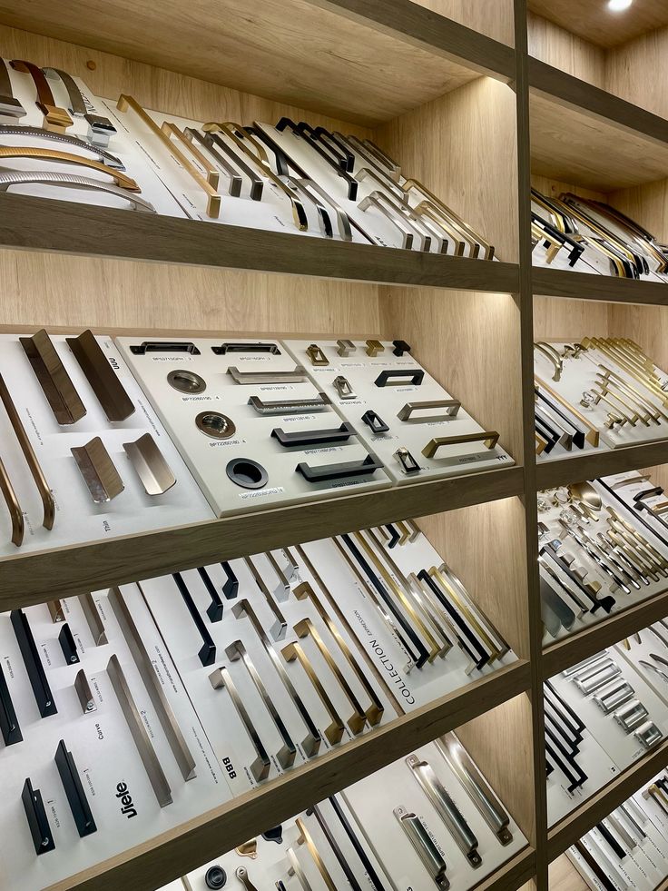 Cabinet handle and knob display shelves